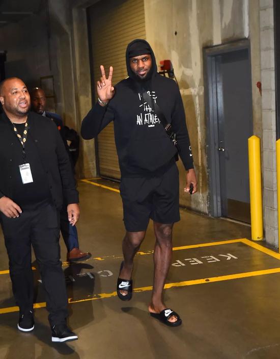 相继冲入 相继冲入